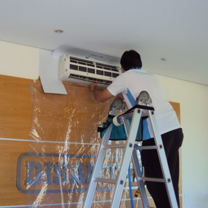 Detalhe da higienização do evaporador com equipamento especializado